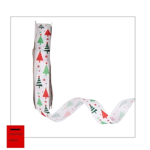Détail d'un ruban gros-grain de Noël avec motifs sapins rouge et vert pour emballages