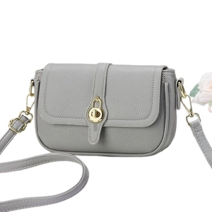 Sac bandoulière gris en cuir grainé avec fermoir rond doré et bandoulière réglable