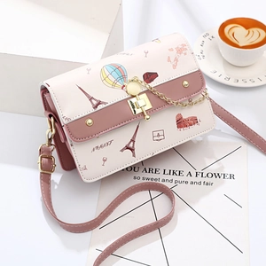 Umhängetasche in Rosa und Beige mit Europa-Wahrzeichen-Print und Kettendetail