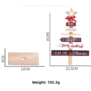 Detail eines Holz-Weihnachtsbaums mit rot-karierten Brettern und Montage-Standfuß