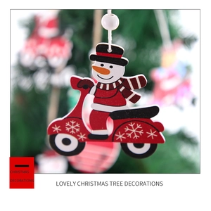 Nahaufnahme eines Holz-Schneemanns auf einem roten Roller am festlichen Weihnachtsbaum