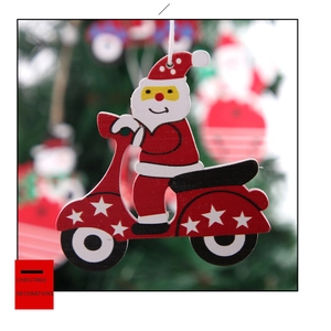 Detailaufnahme eines hölzernen Weihnachtsanhängers mit Weihnachtsmann auf dem Motorrad