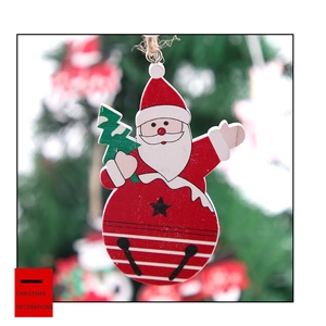 Detailansicht eines rot-weißen Weihnachtsmann-Holzanhängers mit Weihnachtsbaum-Deko