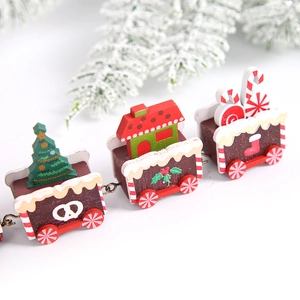 Dettaglio del trenino natalizio in legno con mini albero e decorazioni di caramelle
