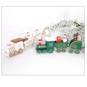 Dettaglio del trenino di Natale in legno con Babbo Natale, pupazzo di neve e fiocchi d'oro