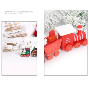 Dettaglio del trenino natalizio in legno con pupazzi di neve e decorazioni festive