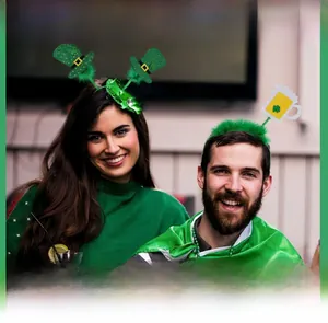 Dettaglio del cerchietto per San Patrizio con cappellino di paillettes e piume verdi