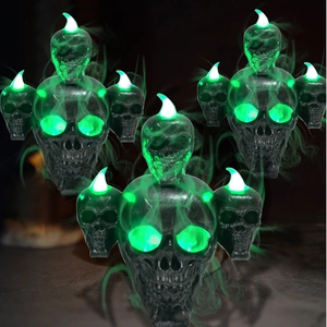 Detail van Halloween schedel LED-lampen met groen licht en griezelige misteffecten