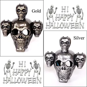 Detailweergave van gouden en zilveren schedelkaarsverlichting voor Halloween-decoratie