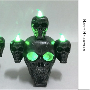 Detail van Halloween schedelkaarslamp met groene LED-lampjes en Happy Halloween tekst