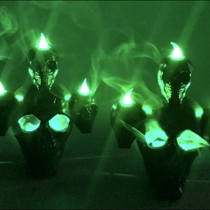 Detail van Halloween schedelkaars met groen LED-licht en griezelig rookeffect