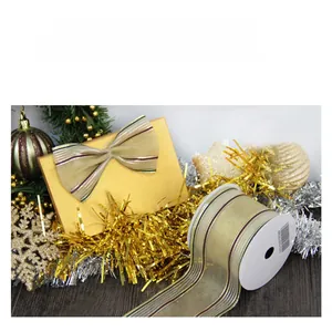 Primer plano de lazo de cinta con rayas doradas sobre una caja de regalo de Navidad