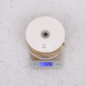 Primer plano de cinta dorada de 25 yardas pesada en báscula para regalos de Navidad