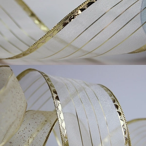 Cinta de organza crema con rayas doradas y borde de alambre para envolver regalos