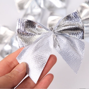 Macro de nœuds de Noël argentés en tissu métallique et gaze de maille blanche douce