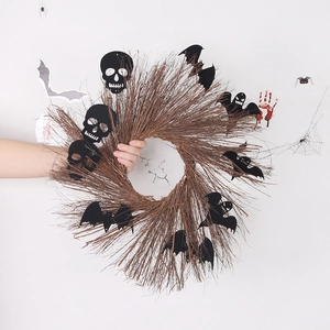 Detail eines Halloween-Kranzes mit Totenköpfen und Fledermäusen vor gruseligem Hintergrund