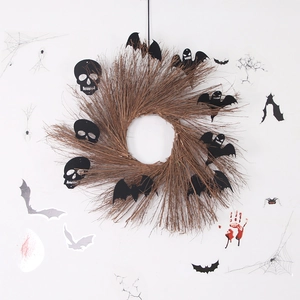 Halloween-Kranz aus Zweigen mit Skeletten und Fledermäusen für Grusel-Dekoration