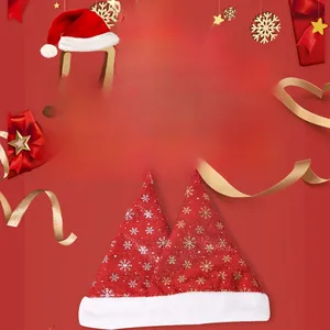 Dettaglio di cappelli di Natale rossi con paillettes, fiocchi d'oro e bordo in peluche bianco