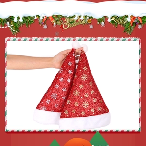 Dettaglio cappelli di Natale rossi glitterati con fiocchi di neve oro e argento e bordo morbido