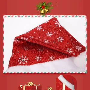 Dettaglio del cappello natalizio rosso con stampe di fiocchi di neve e bordo morbido