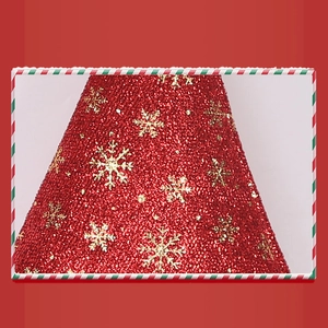 Vista macro del cappello natalizio rosso glitterato con fiocchi di neve dorati