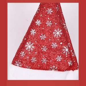 Dettaglio del cappello di Babbo Natale in paillettes rosse con fiocchi di neve e pelliccia