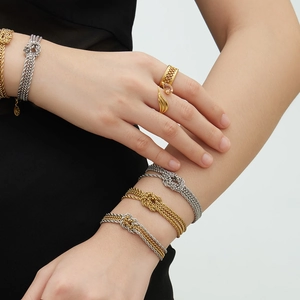 Bracciale a catena bicolore in acciaio inossidabile con design a nodo geometrico per donna