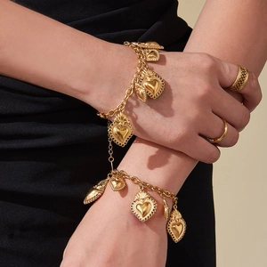 Bracelet à breloques cœur en acier plaqué or 18k et ensemble de bagues pour femme