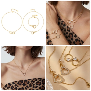 Vues détaillées d'une parure bijoux cœur infini dorée avec cristaux sur un mannequin
