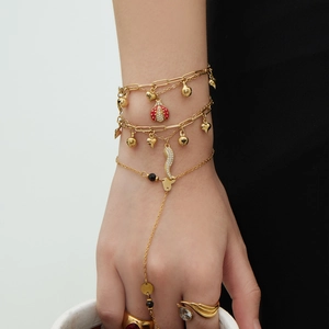 Bracelet multicouche doré avec pendentif coccinelle rouge et bague sertie de zircons