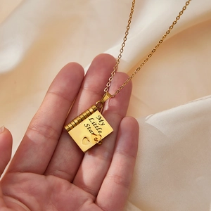 Collana con medaglione a libro dorato inciso My Little Star su elegante seta beige