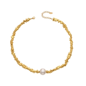 Minimalistische goldene Edelstahl-Perlenkette mit einer großen Perle und Karabinerverschluss