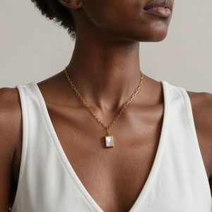 Collier élégant à maillons trombone dorés avec pendentif rectangulaire en nacre blanche