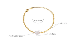 Détails d'un bracelet doré à billes avec perle naturelle et fermoir à mousqueton