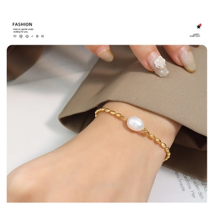 Vue détaillée du bracelet en perle baroque et billes dorées 18K porté au poignet