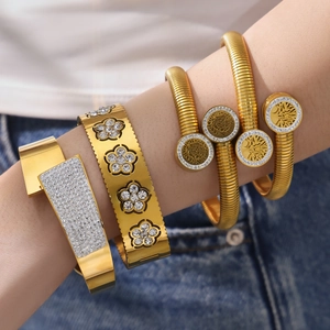 Bracciali in acciaio inossidabile placcato oro 18 carati con zirconi e charms albero vita