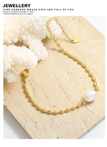 Vue détaillée d'un bracelet perlé en or 18K avec perle d'eau douce et fermoir mousqueton