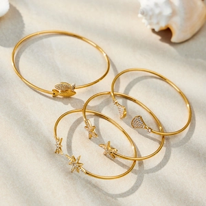 Ensemble de bracelets en acier doré 18 carats avec étoiles de mer et coquillages
