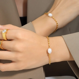 Bracelet Perles D'eau Douce Baroque Pour Femmes Acier Titane Plaqué Or 18K Chaîne Grain De Riz Style Rétro Français