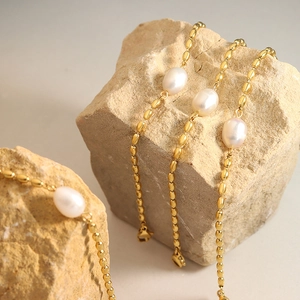Bracelet baroque français en perles d'eau douce et acier titane doré sur pierre