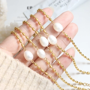 Bracelet français baroque en perles d'eau douce naturelles et chaîne dorée pour femme