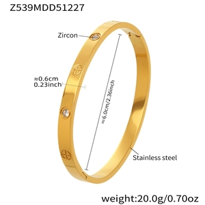 Dettaglio del bracciale in acciaio inossidabile placcato oro 18k con zirconi e viti