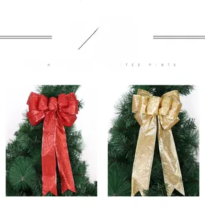 Nahaufnahme roter und goldener Glitzer-Weihnachtsschleifen für den Baum mit langen Bändern