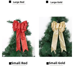 Detailansicht großer glitzernder roter und goldener Weihnachtsschleifen am Baum