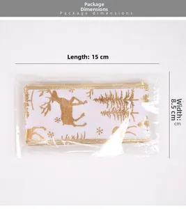 Detailansicht von Weihnachtsband mit goldenem Elch- und Baumdruck in Verpackung