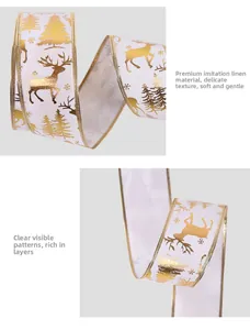 Details des Weihnachtsbandes mit Goldfolien-Rentieren und Bäumen auf weißem Kunstleinen