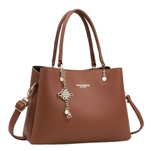 Sac à main en cuir grainé caramel avec doubles poignées et pendentif nœud en métal