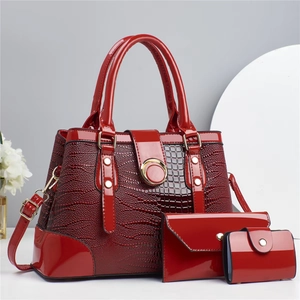 Ensemble de 3 sacs à main rouges à motif lézard avec finition vernie et fermoir doré