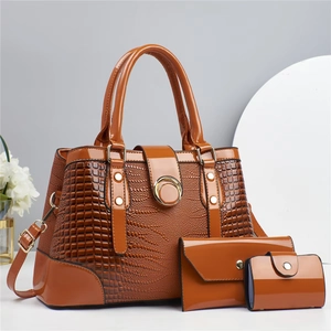 Ensemble de sacs à main trois pièces en cuir verni marron avec motif lézard brillant
