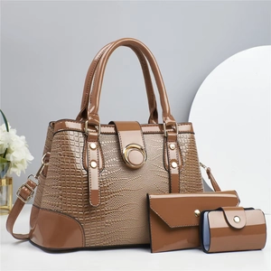 Ensemble de 3 sacs à main marron avec motif lézard comprenant un grand cabas et des portefeuilles